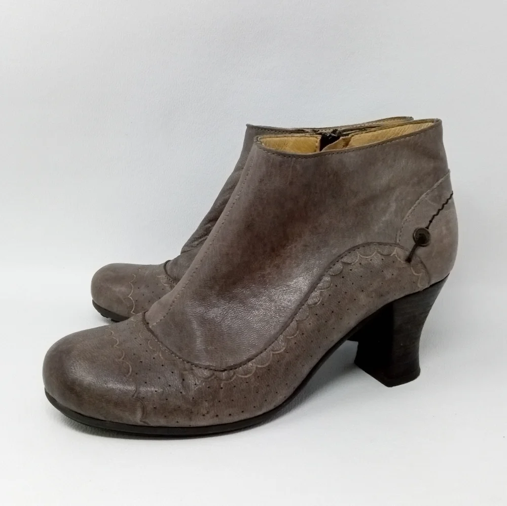 GOLD BUTTON Gray Leather Wingtip detail Heeled Boots, Women's Size EU 37